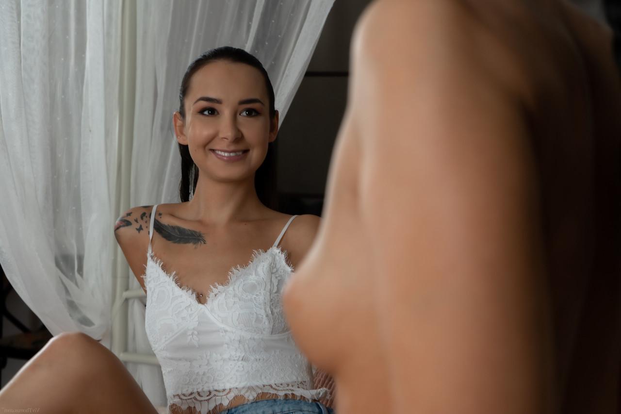 20P A pequena adolescente Freya Dee desfrutando de cunilíngua gg erótica em seu primeiro sexo lésbico
