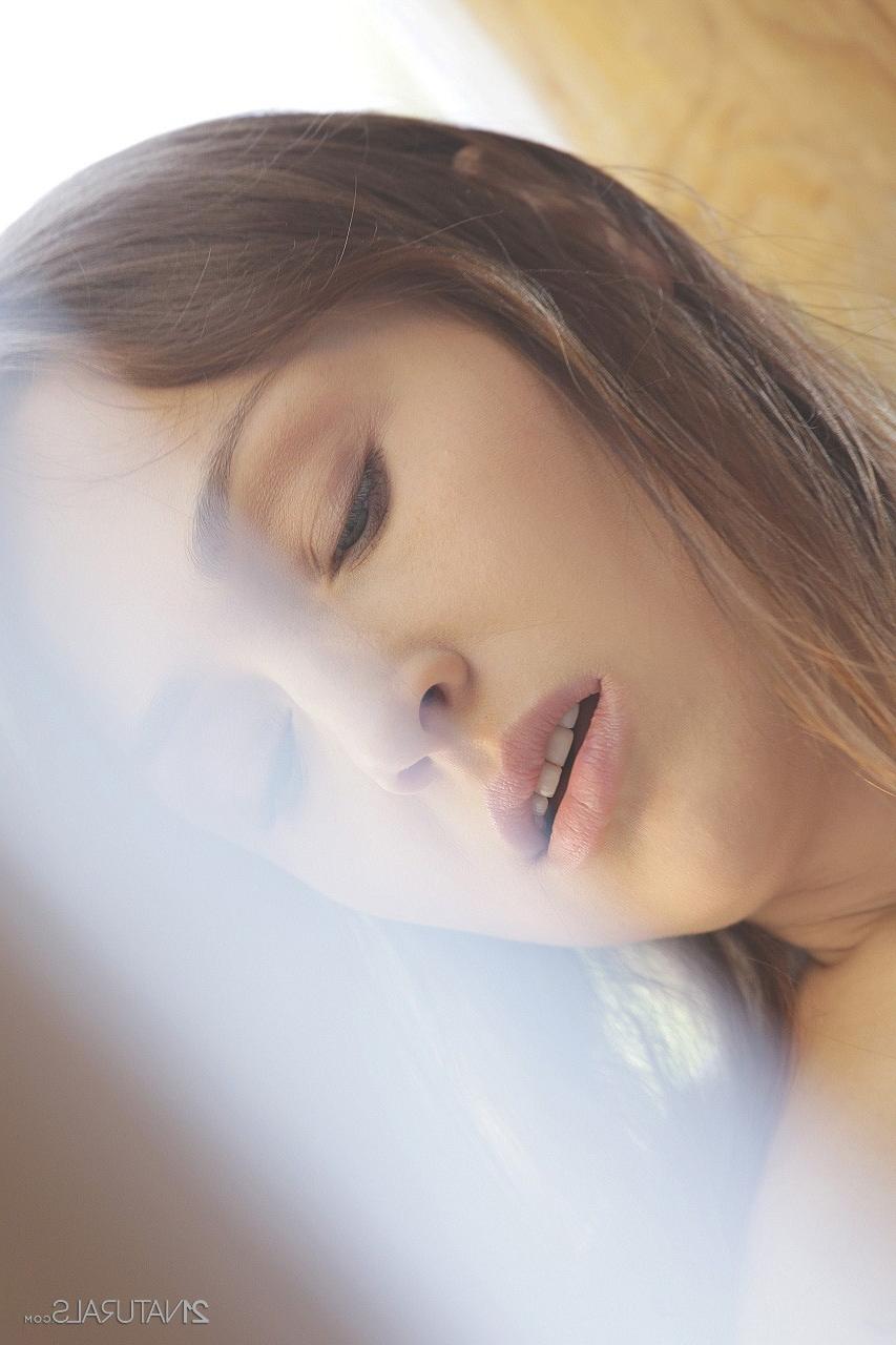 19P A linda morena Macy faz sexo apaixonado com seu amante em seu jardim