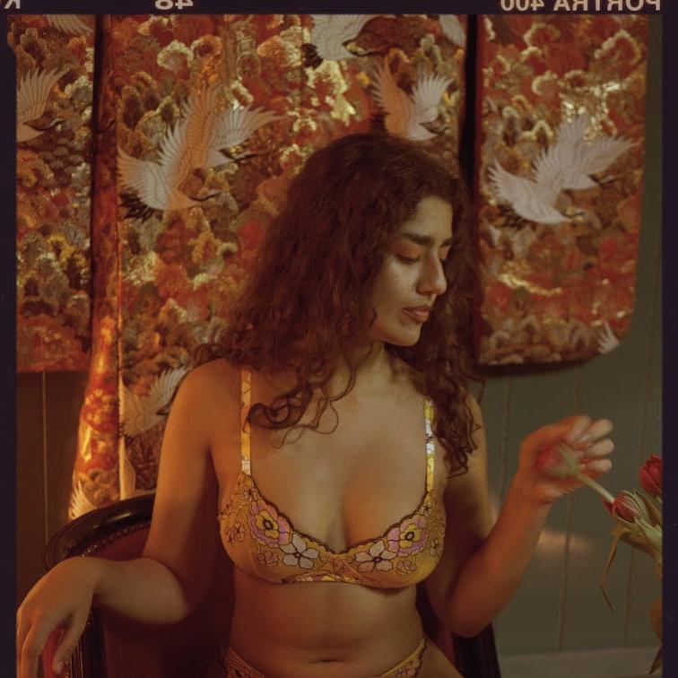 9P La lesbiana Nat Portnoy y su novia europea Luna Silver se besan apasionadamente