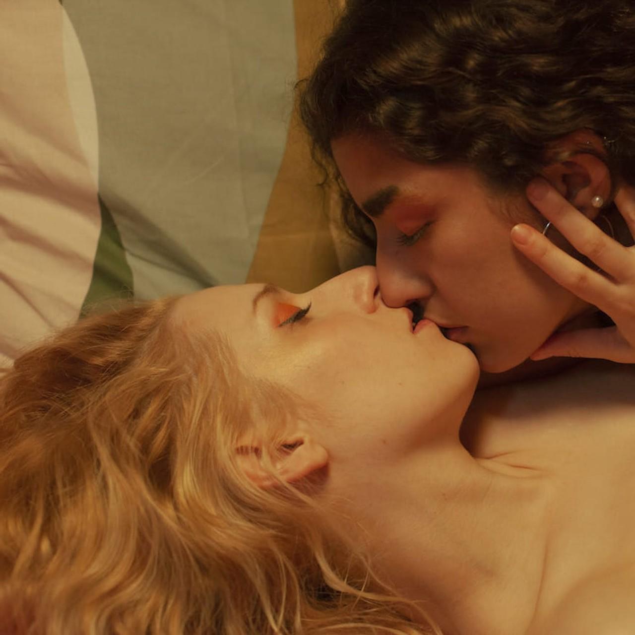 9P La lesbiana Nat Portnoy y su novia europea Luna Silver se besan apasionadamente