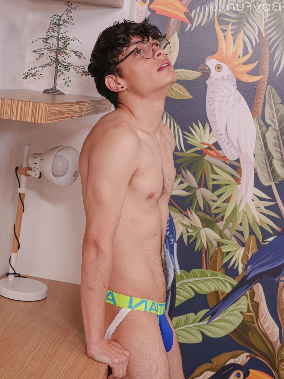 20P Der schwule Brünette mit Brille Luis Angel zeigt seinen heißen Körper und masturbiert
