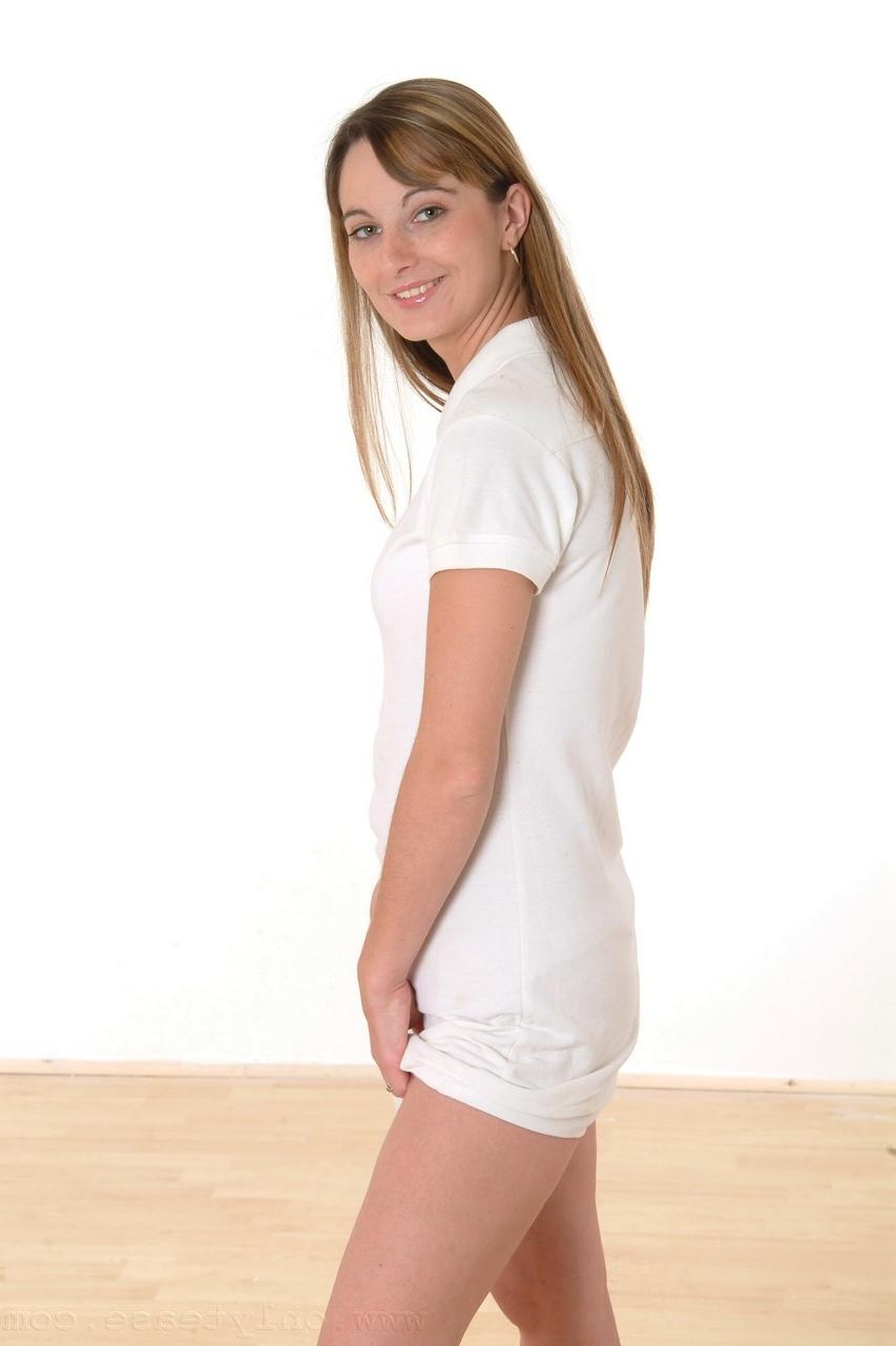 20P Linda Honey B mostra seus lindos seios enquanto tira roupas e lingerie