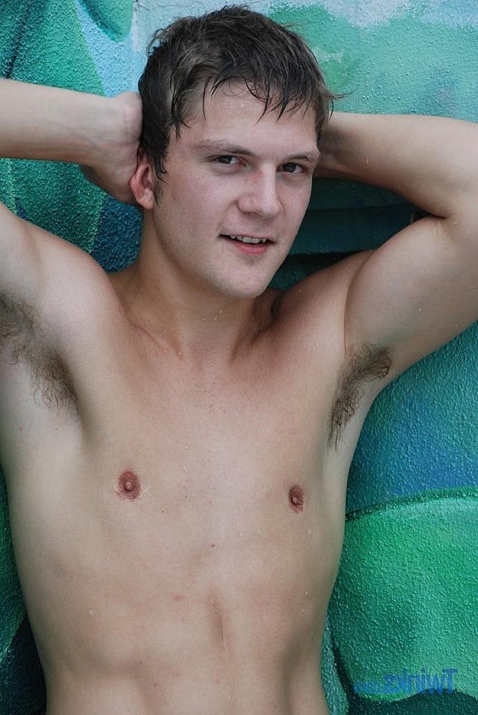 20P Twink quente Kameron Scott fica nu e mostra seu pau pequeno ao ar livre