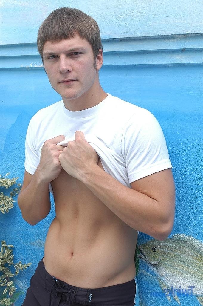 20P Twink quente Kameron Scott fica nu e mostra seu pau pequeno ao ar livre