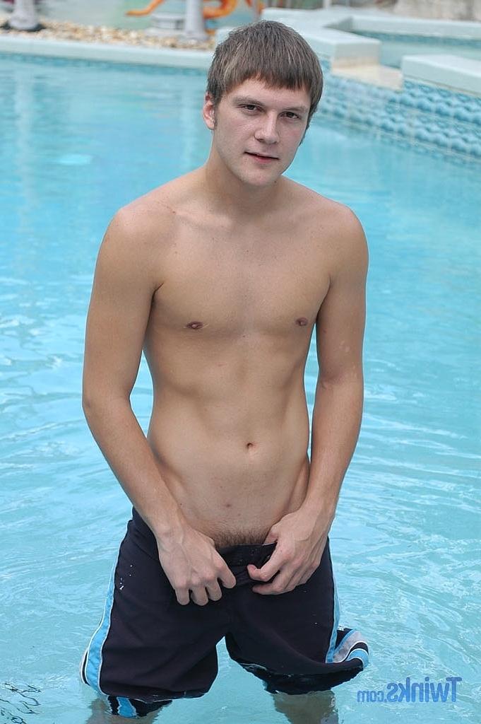 20P Twink quente Kameron Scott fica nu e mostra seu pau pequeno ao ar livre