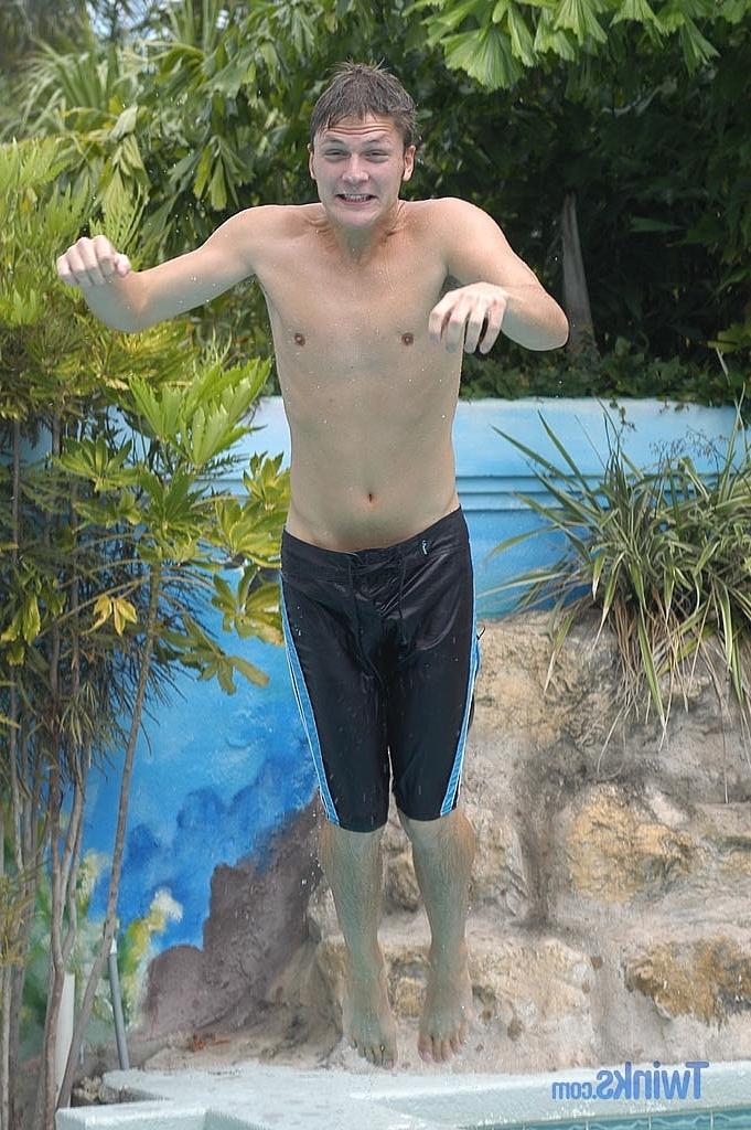 20P Twink quente Kameron Scott fica nu e mostra seu pau pequeno ao ar livre
