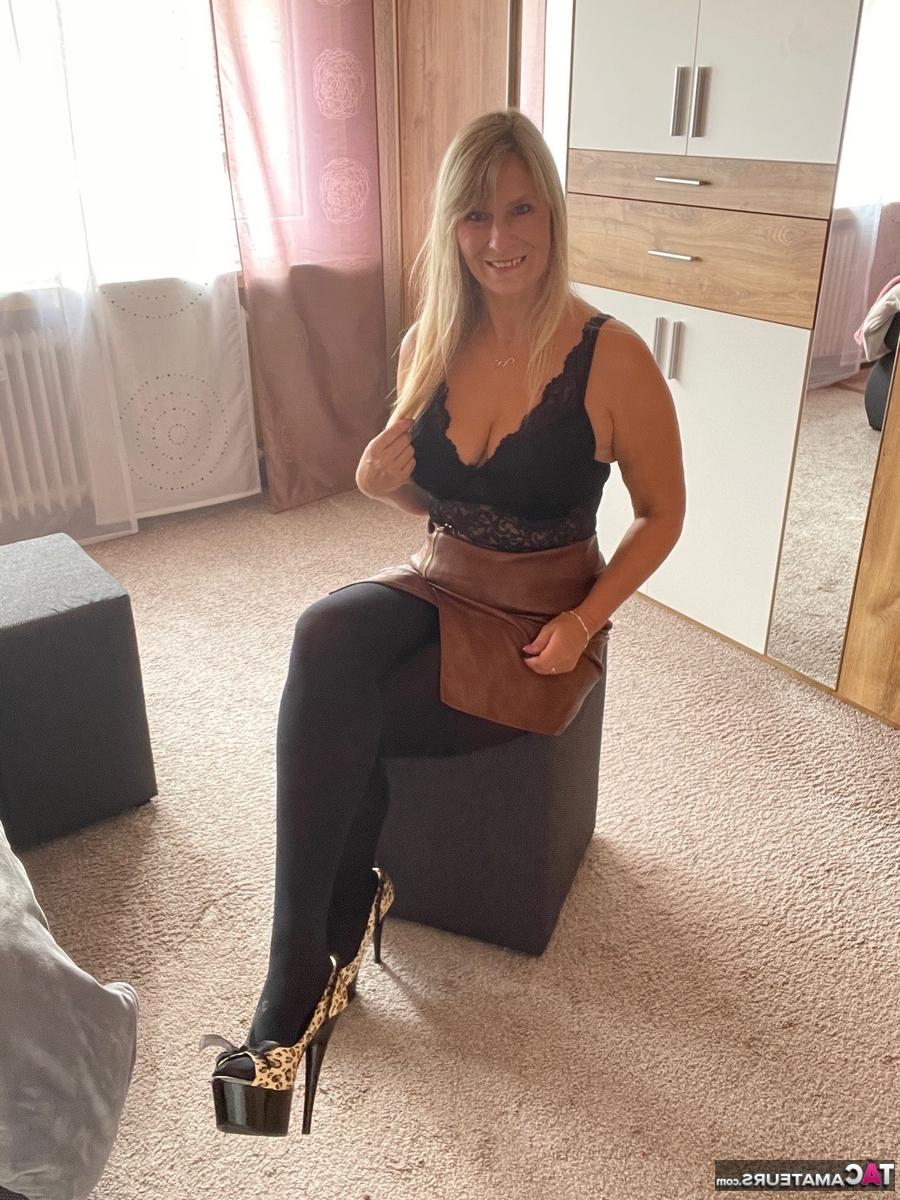 16P Sweet Susi, blonde d'âge moyen, travaille ses seins et ses gros fesses gratuitement dans une chambre.