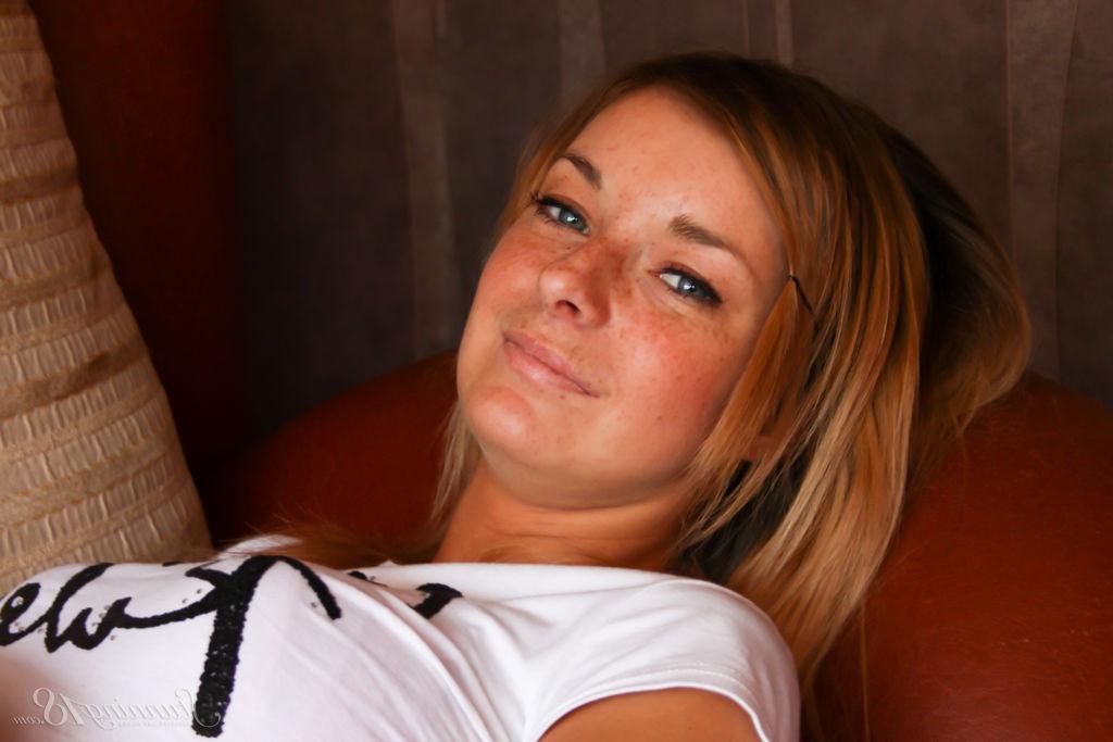 16P Die kaum legale Blondine Ekaterina D zieht sich auf einem Zweiersofa völlig nackt aus
