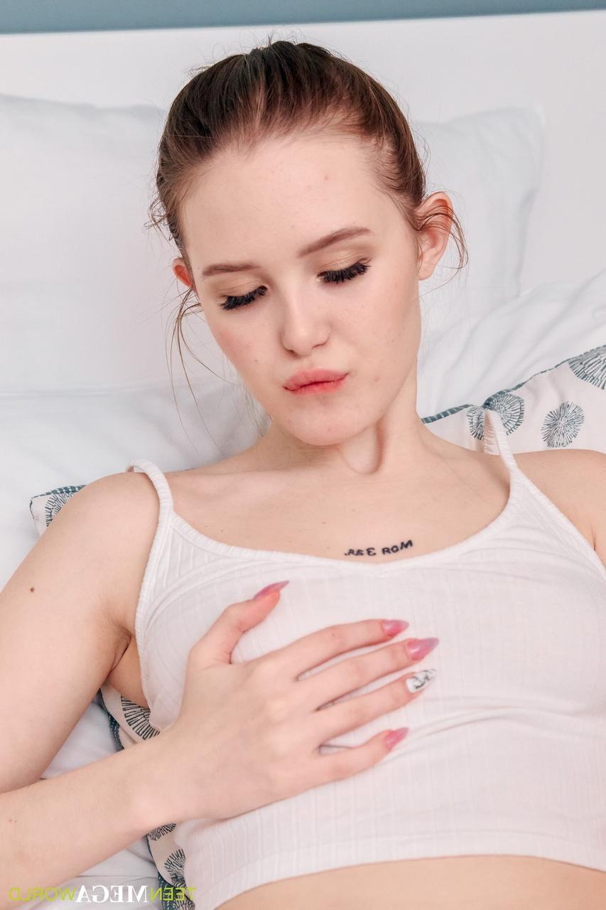 20P La sexy adolescente Escaped Bride se lame los dedos después de jugar con su delicioso coño