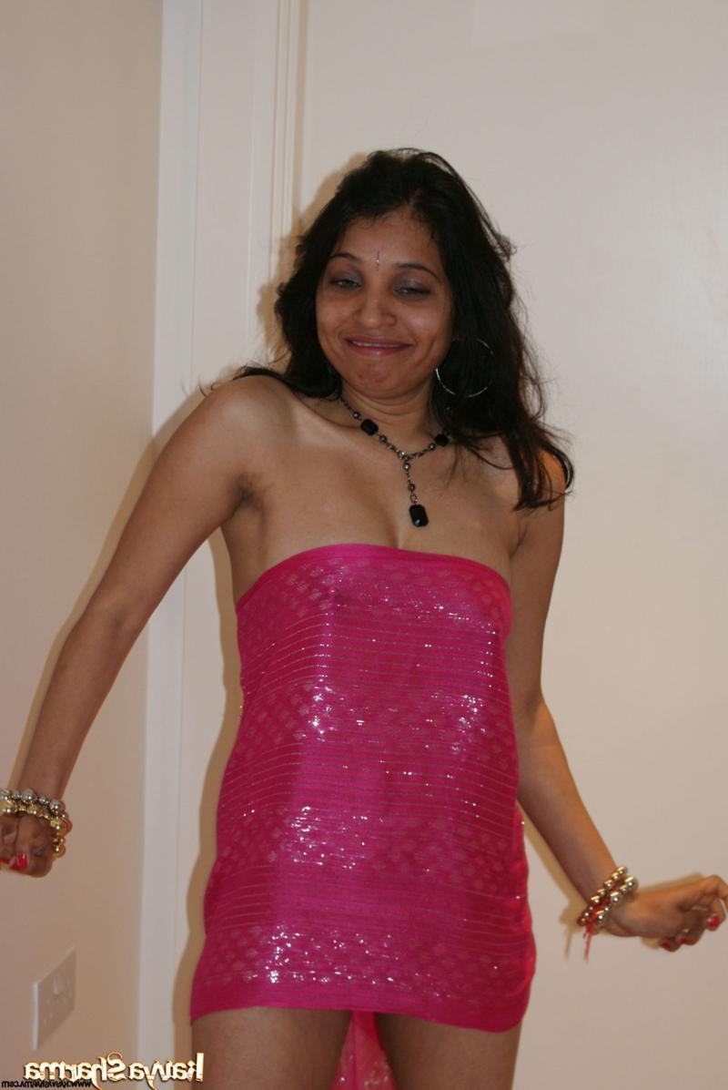 12P A indiana MILF Kavya Sharma anda descalça enquanto usa um vestido sem ombros