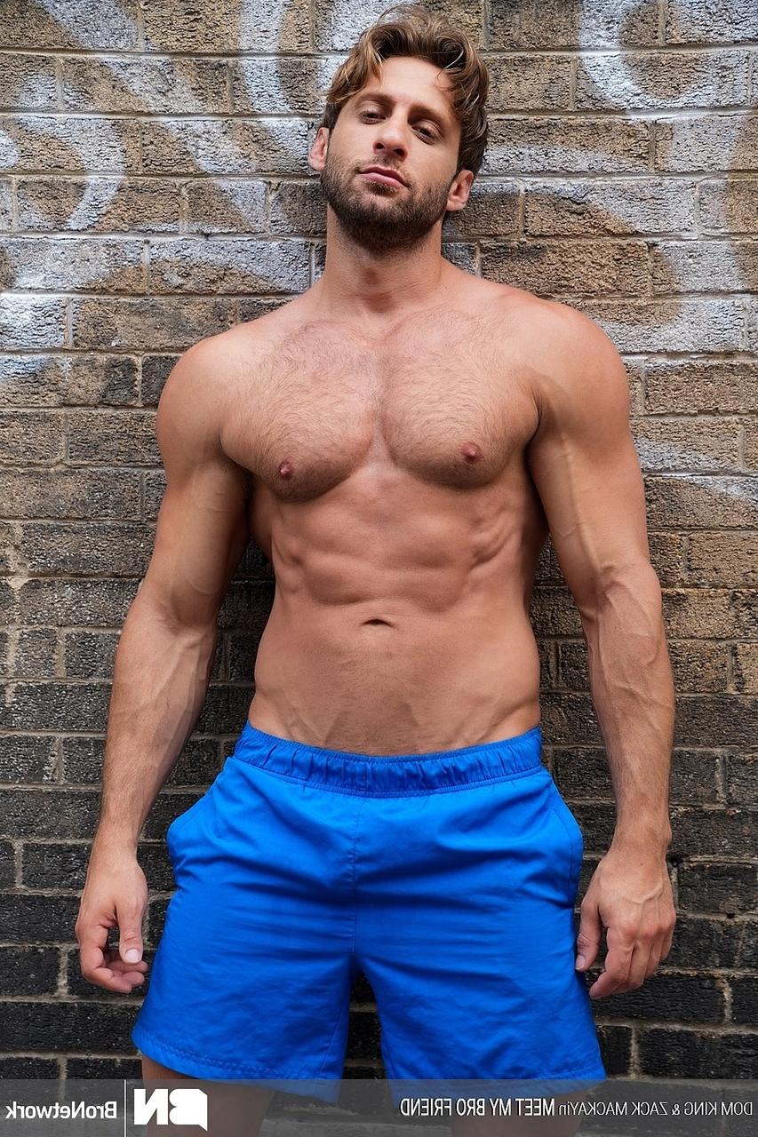 20P El culturista gay Dom King se folla el culo del bombón Zack Mackay en varias posiciones