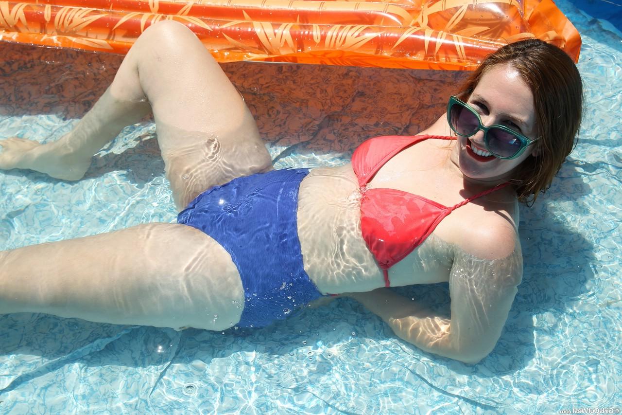 17P Die blasse, fette Amateurin Darcy entblößt ihre kleinen Titten und spreizt ihre haarige Muschi in einem Pool