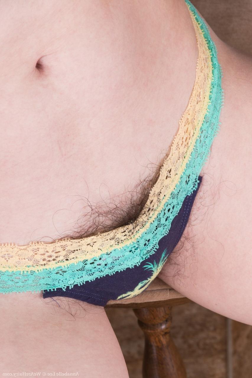 20P Sexy americana Annabelle Lee espalhando sua buceta peluda em uma cadeira