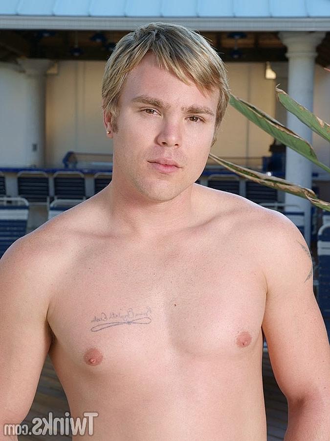 17P Bobby Rail, gay blond et chaud, enlève sa culotte et pose nu en plein air