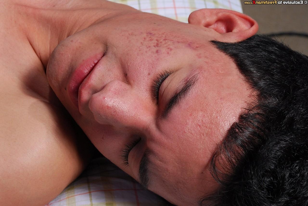20P El joven gay Alexander Cruz y un pasivo delgado se dan la cabeza antes del sexo