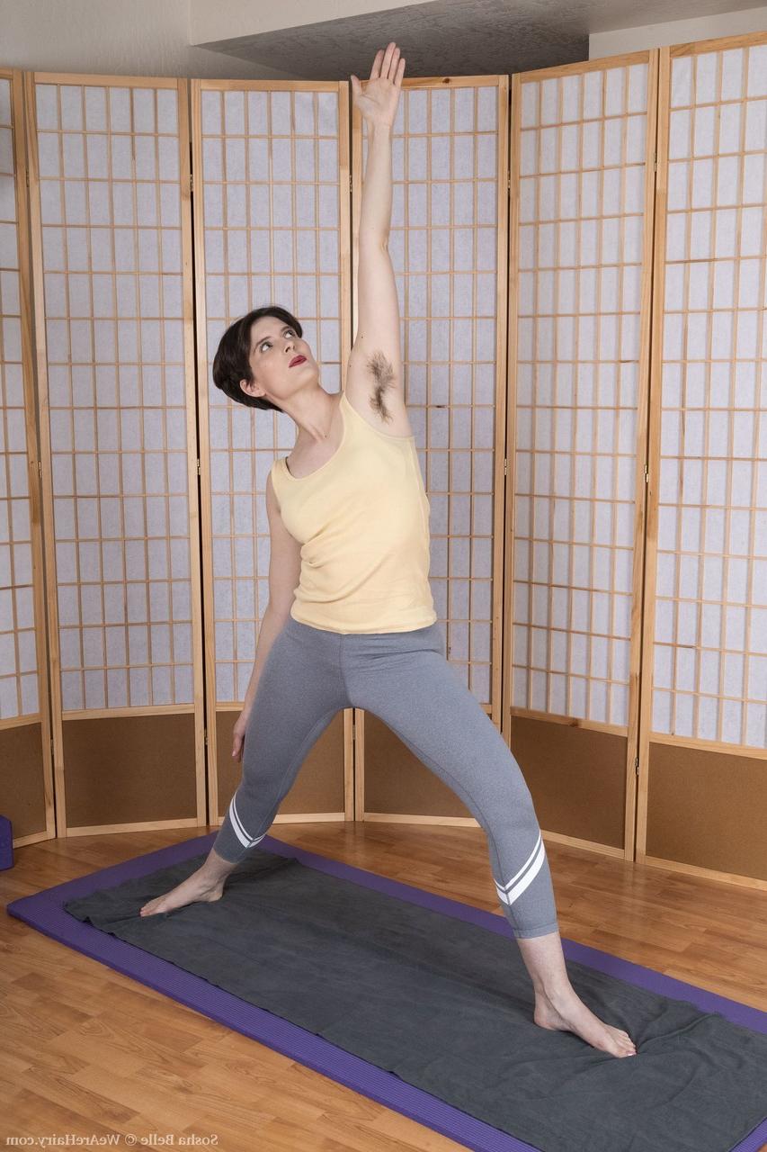20P Amateur gymnast Sosha Belle strips on a yoga mat and fingers her furry cunt