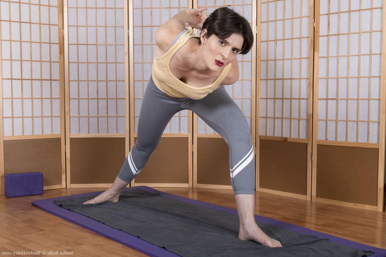 20P Amateur gymnast Sosha Belle strips on a yoga mat and fingers her furry cunt