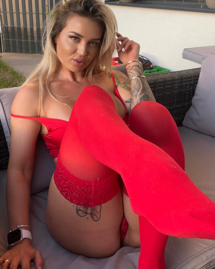 15P Gata voluptuosa mostra seu grande saque em lingerie vermelha na cama