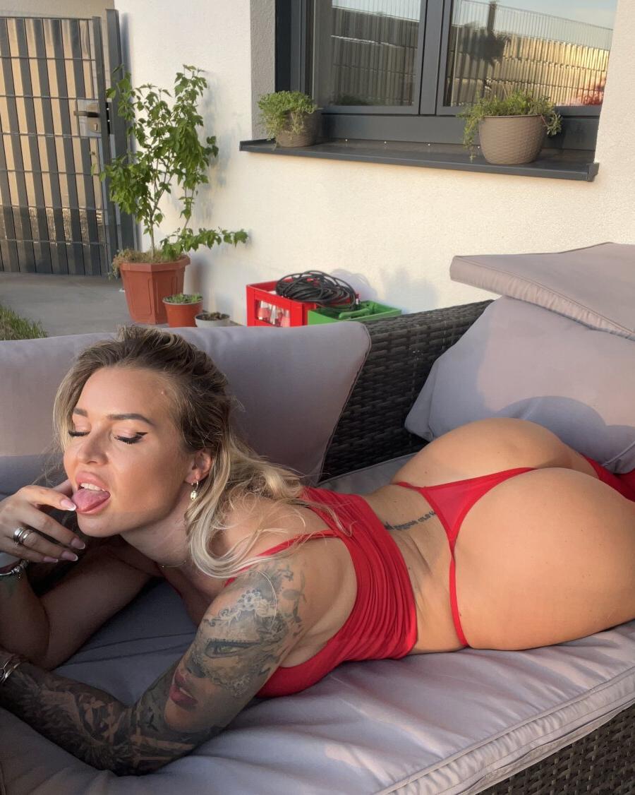 15P Gata voluptuosa mostra seu grande saque em lingerie vermelha na cama