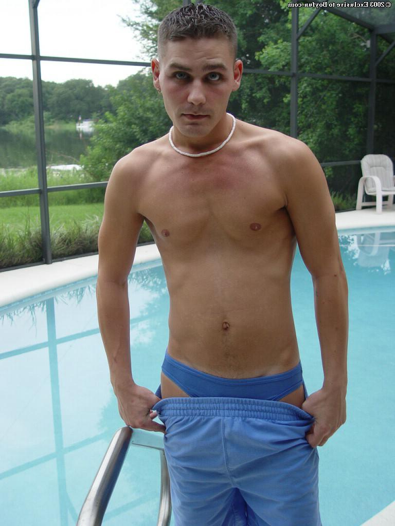 20P Der geile Schwule Tony zieht seine Klamotten aus und neckt ihn mit seinem Schwanz im Pool