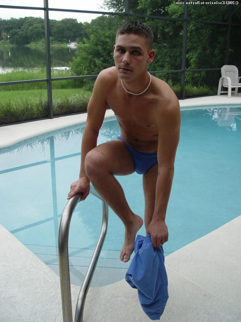 20P Der geile Schwule Tony zieht seine Klamotten aus und neckt ihn mit seinem Schwanz im Pool