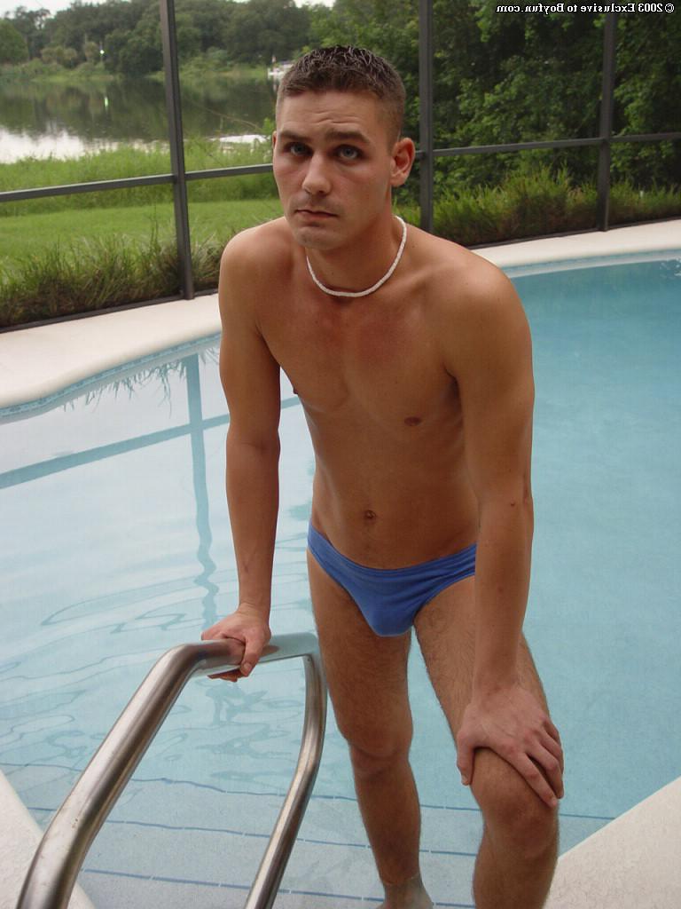 20P Der geile Schwule Tony zieht seine Klamotten aus und neckt ihn mit seinem Schwanz im Pool