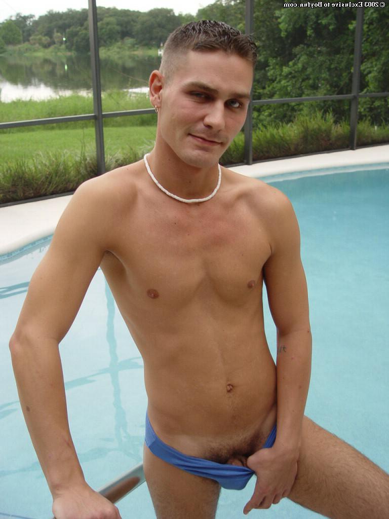 20P Der geile Schwule Tony zieht seine Klamotten aus und neckt ihn mit seinem Schwanz im Pool