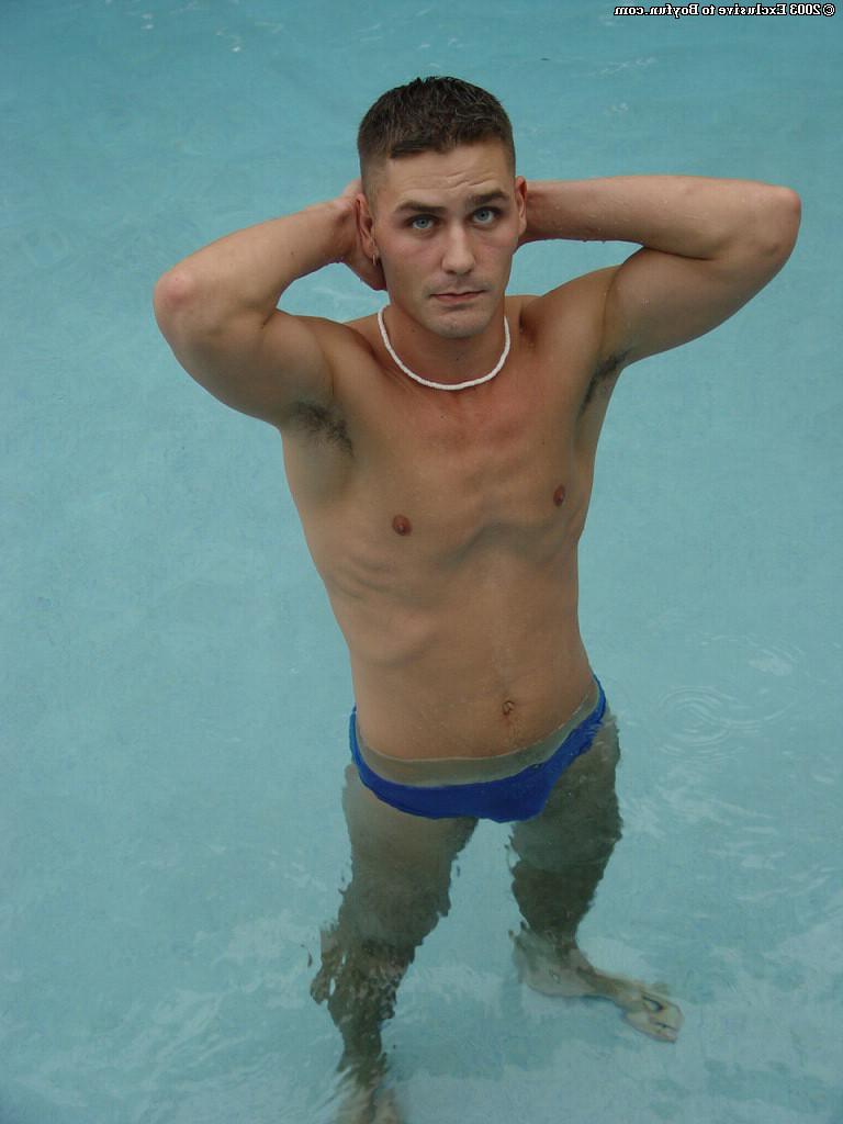 20P Der geile Schwule Tony zieht seine Klamotten aus und neckt ihn mit seinem Schwanz im Pool