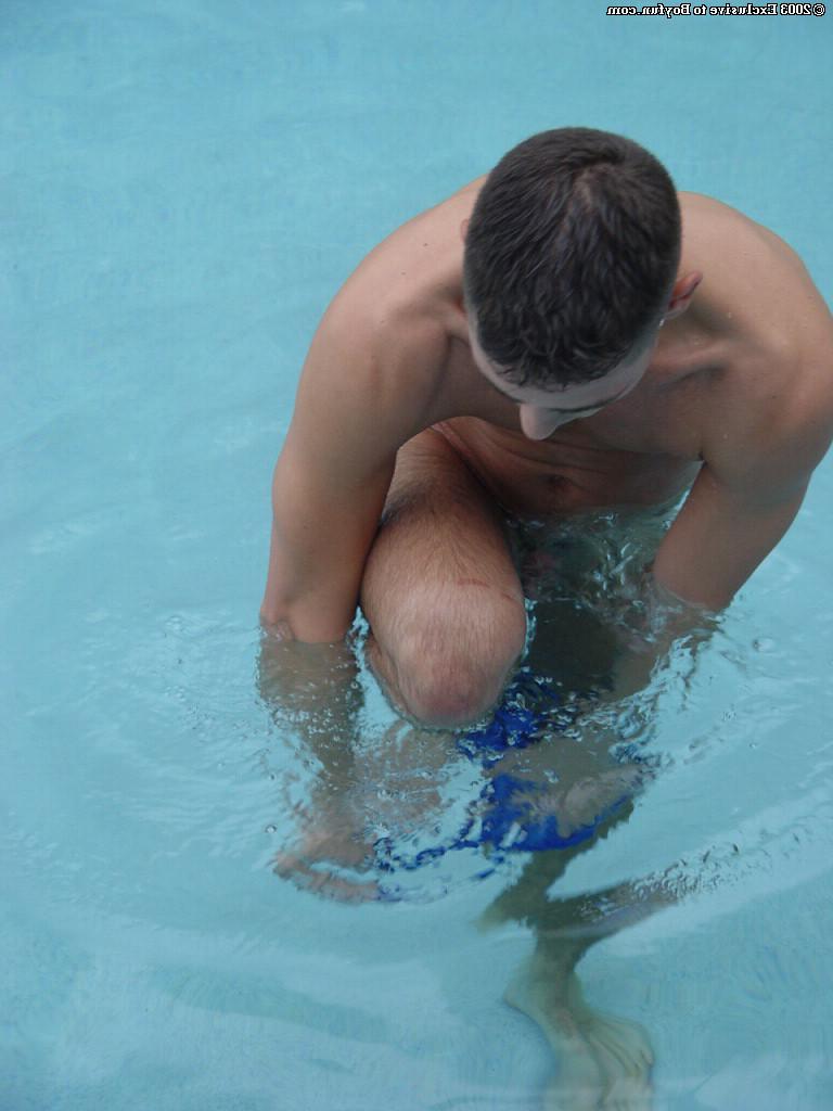 20P Der geile Schwule Tony zieht seine Klamotten aus und neckt ihn mit seinem Schwanz im Pool