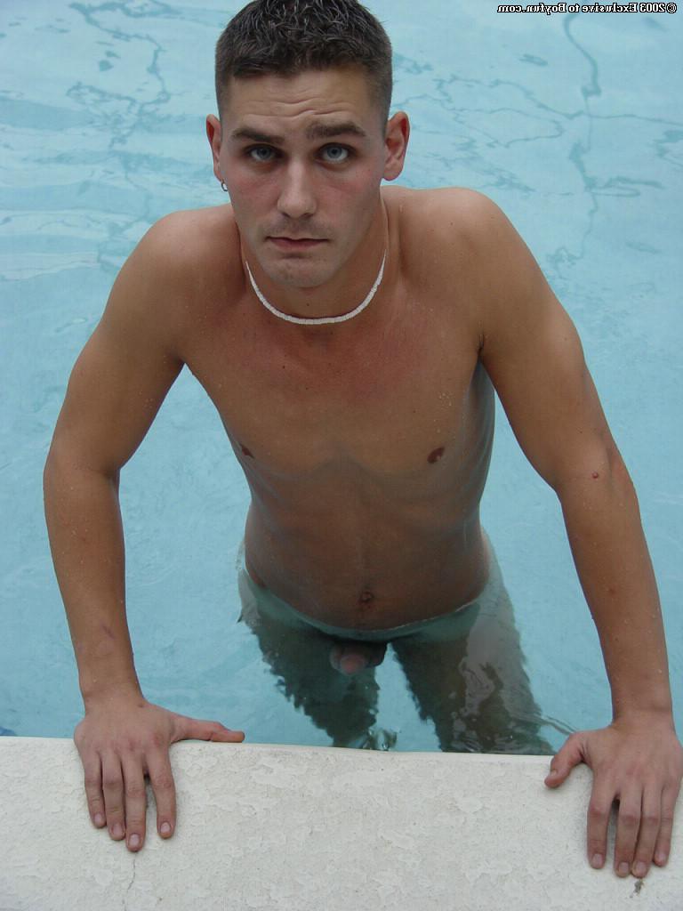 20P Der geile Schwule Tony zieht seine Klamotten aus und neckt ihn mit seinem Schwanz im Pool