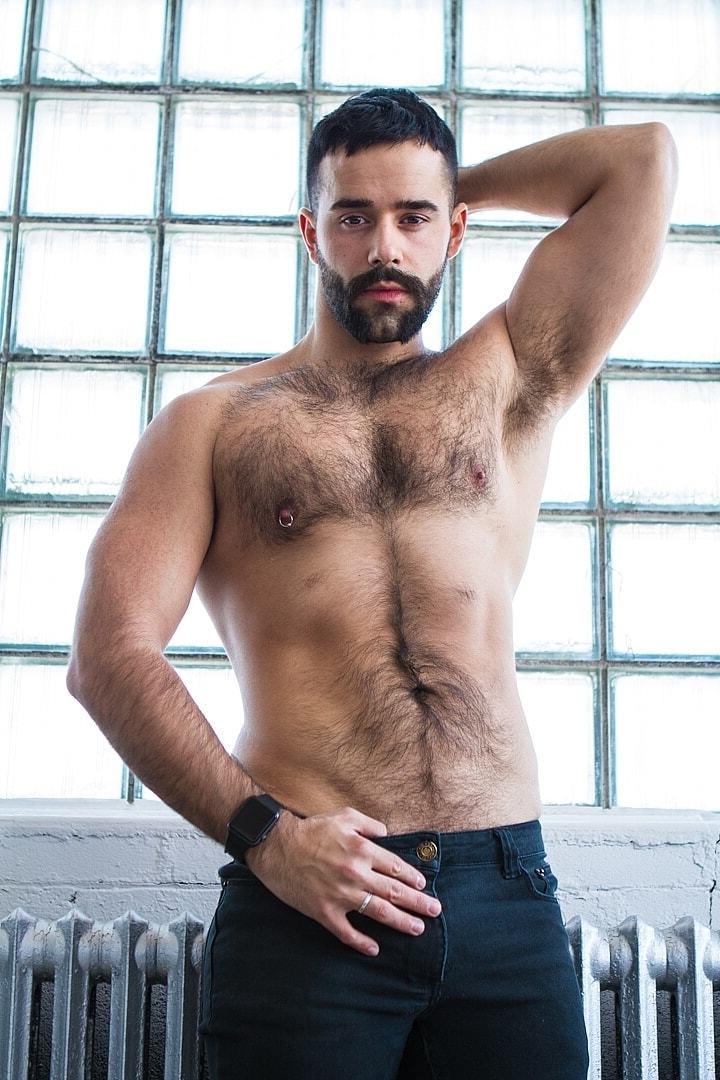 20P L'ours gay Mateo Sanchez se fait baiser son gros butin latino par Teddy Torres