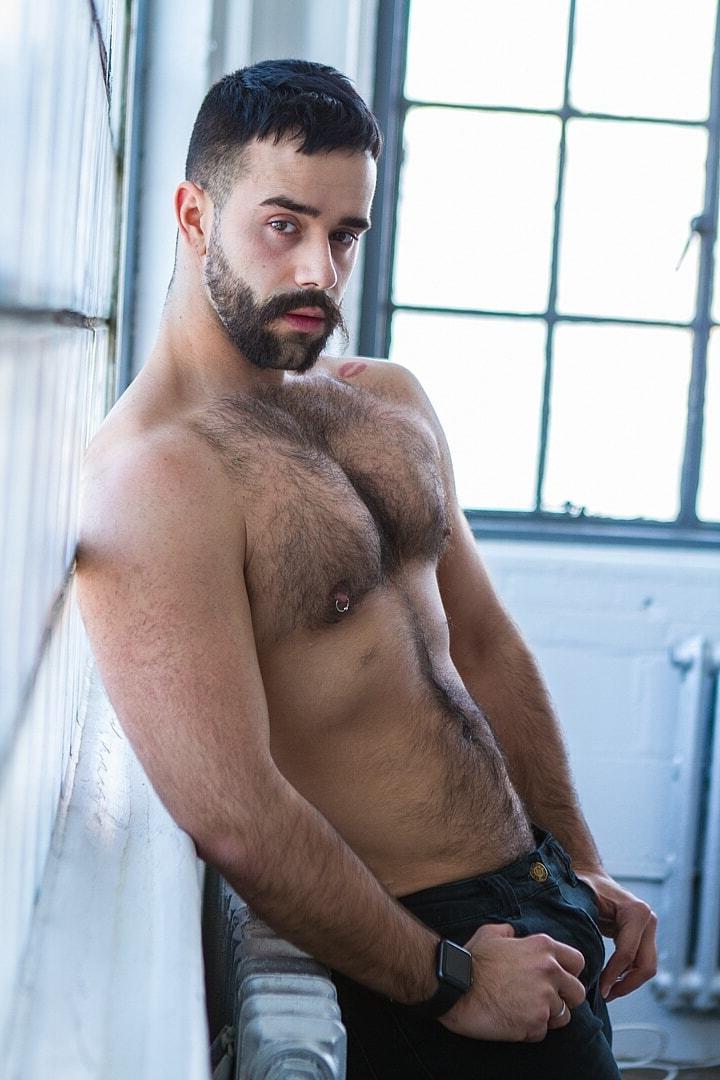 20P L'ours gay Mateo Sanchez se fait baiser son gros butin latino par Teddy Torres