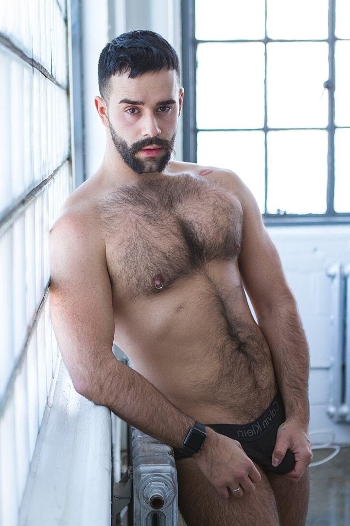 20P L'ours gay Mateo Sanchez se fait baiser son gros butin latino par Teddy Torres