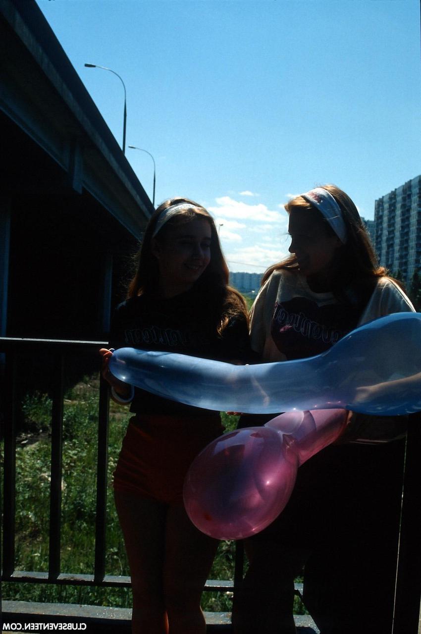 20P Die lesbischen Teenager Katja E und Lena D ziehen sich gegenseitig aus und spielen mit ihren haarigen Muschis