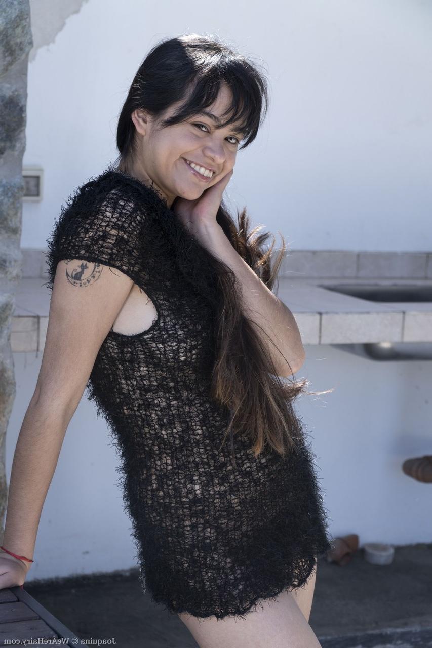 20P A charmosa morena Joaquina tira o vestido transparente e esfrega a virilha peluda