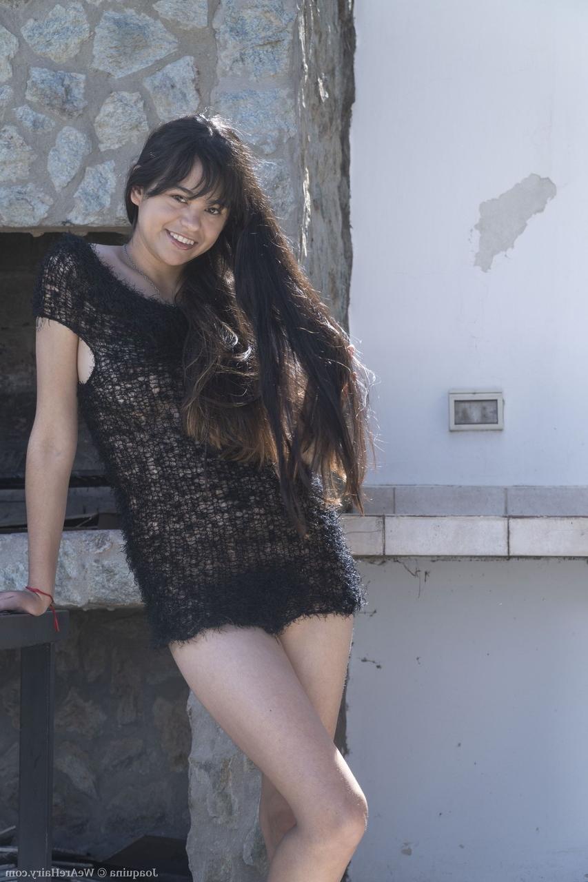 20P A charmosa morena Joaquina tira o vestido transparente e esfrega a virilha peluda