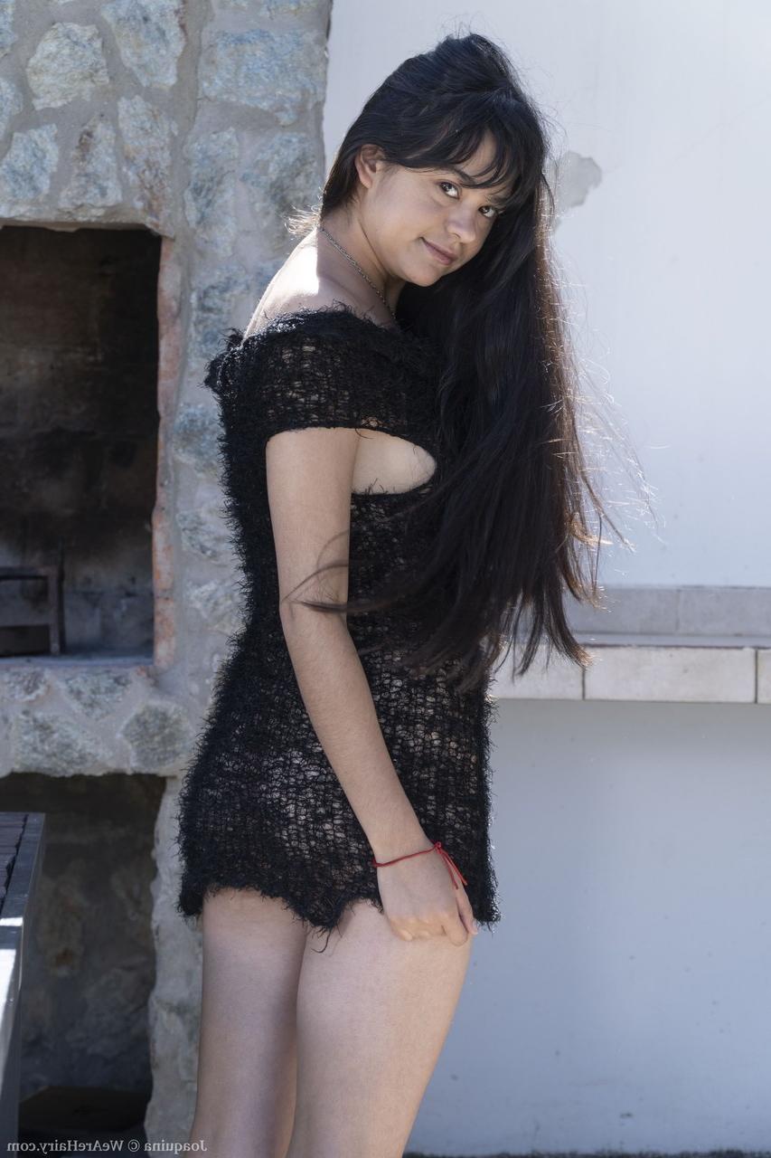 20P A charmosa morena Joaquina tira o vestido transparente e esfrega a virilha peluda