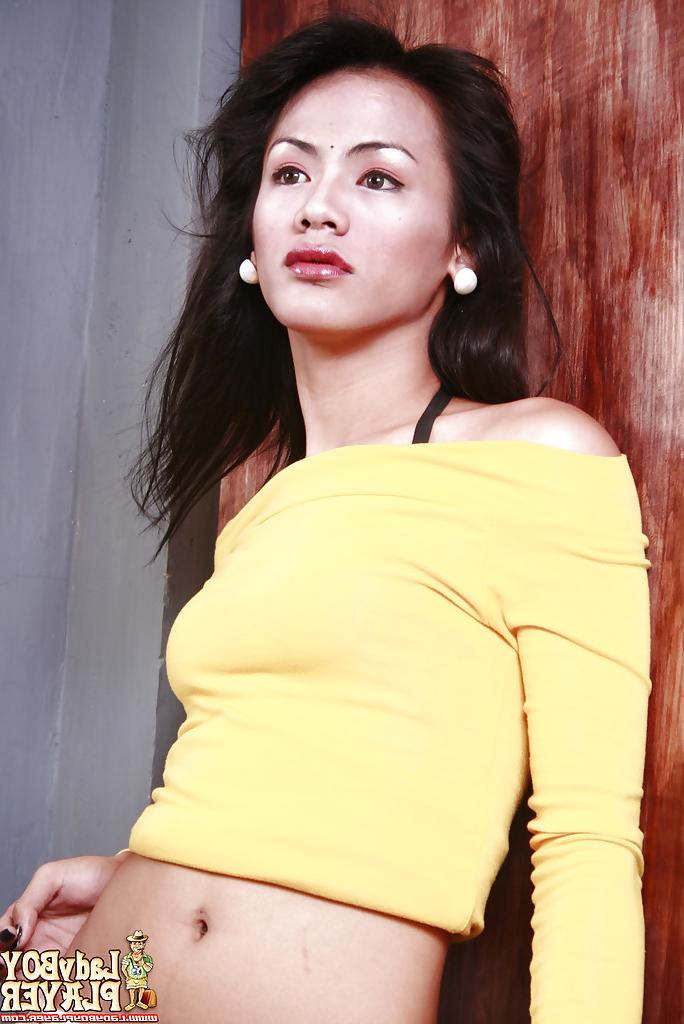 16P Petite ladyboy asiático Ar expondo peito plano enquanto modela sozinho