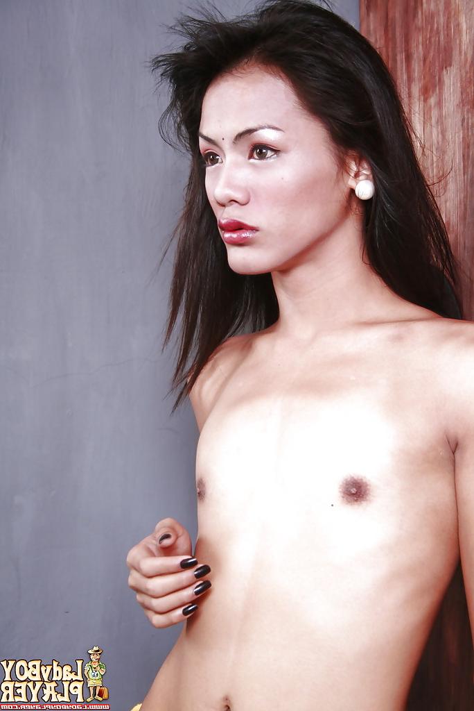 16P Petite ladyboy asiático Ar expondo peito plano enquanto modela sozinho