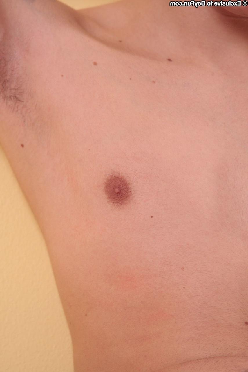 20P Lindo gay con un tatuaje de brazo Davey hace alarde de su cuerpo y polla dura