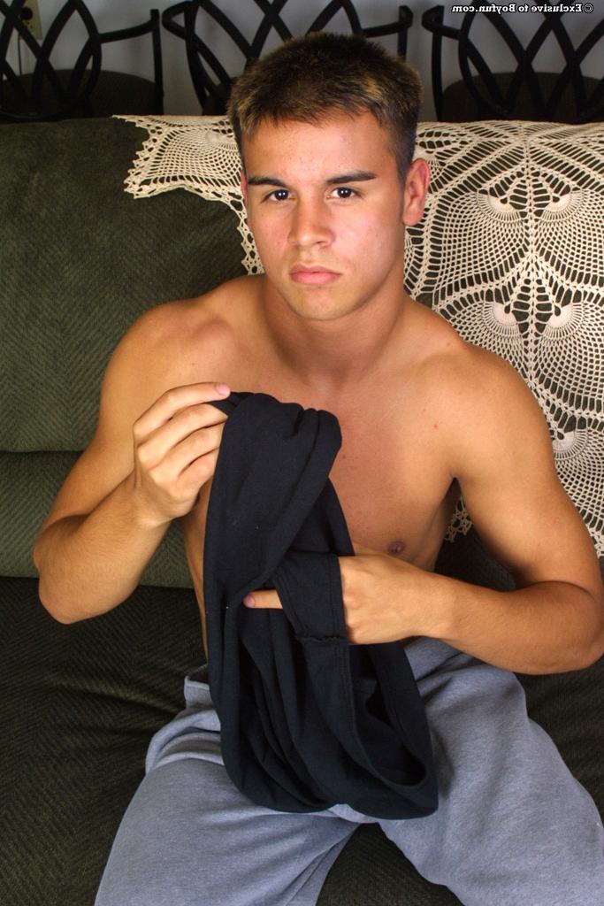 20P O gay musculoso Matt 5 acaricia seu pau grande enquanto exibe seu corpo atlético