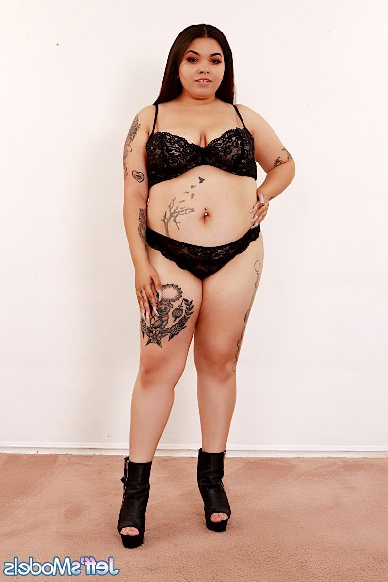 16P Le doigt de la grosse ébène Delilah Vonknight écarte sa chatte après être devenue nue.