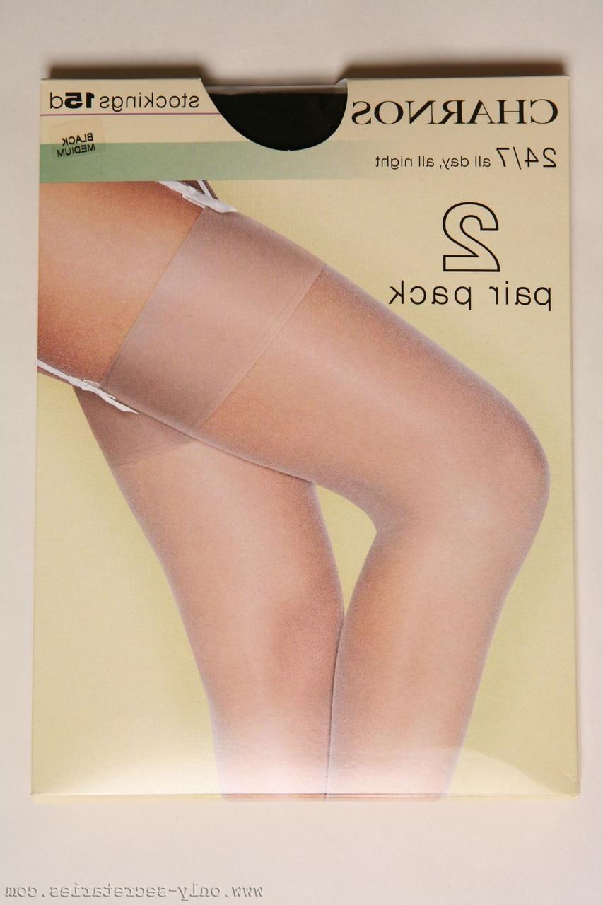 20P A adorável magrinha Kristina mostra seus peitos minúsculos e bunda fina no trabalho