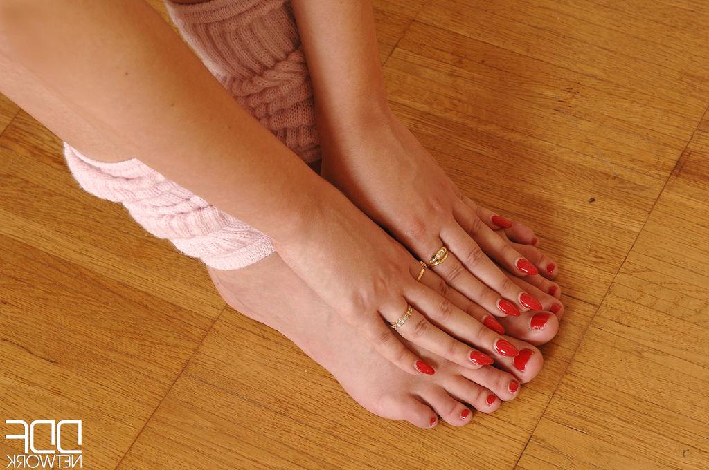 16P Flexible beauty Nicole Smith showing off her beautiful dancer's feet