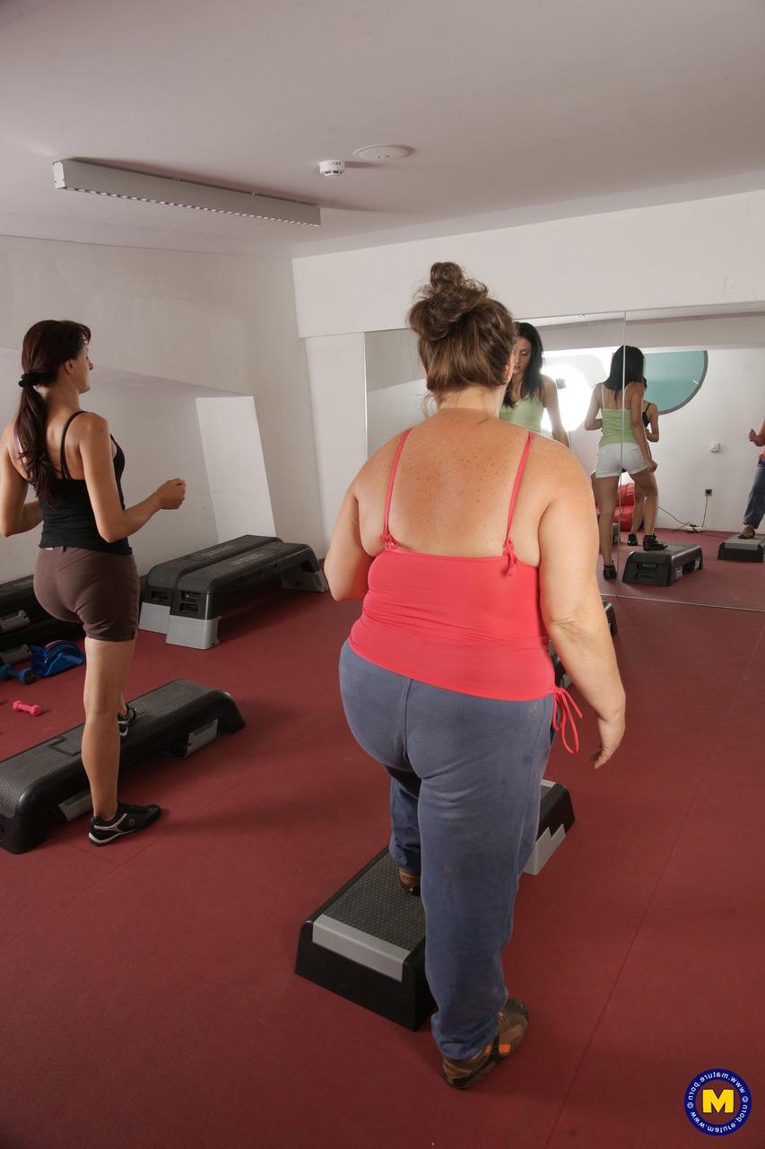 20P Mulheres europeias maduras e travessas tiram a roupa na academia para se exercitarem nuas