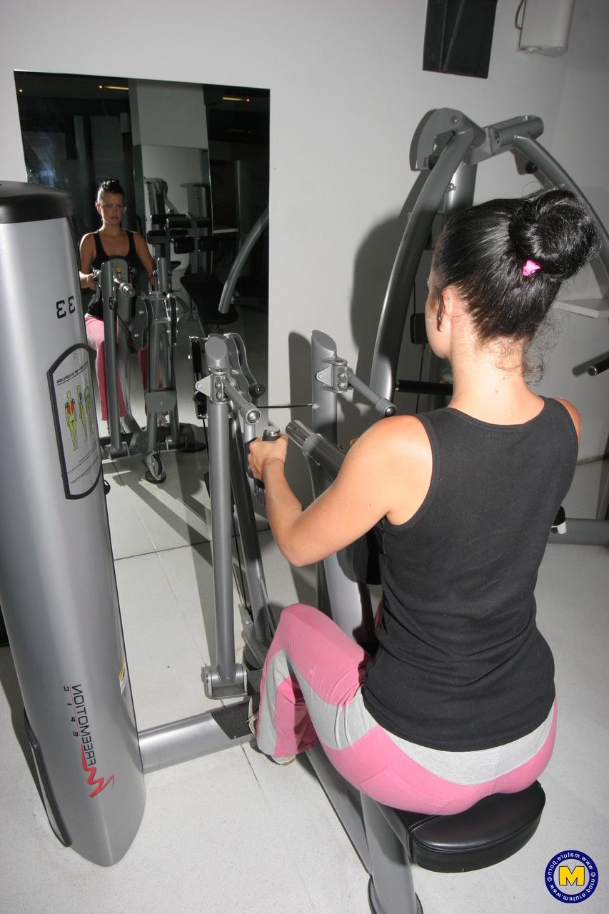 20P Mulheres europeias maduras e travessas tiram a roupa na academia para se exercitarem nuas