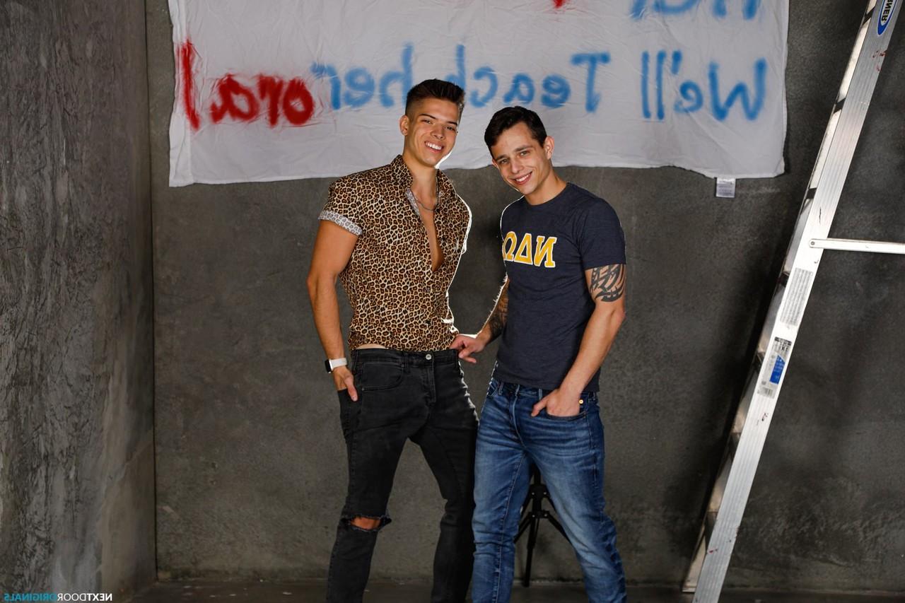 20P El jovencito Evan Knoxx folla a lo perrito por el moreno gay tatuado Kyle Wyncrest