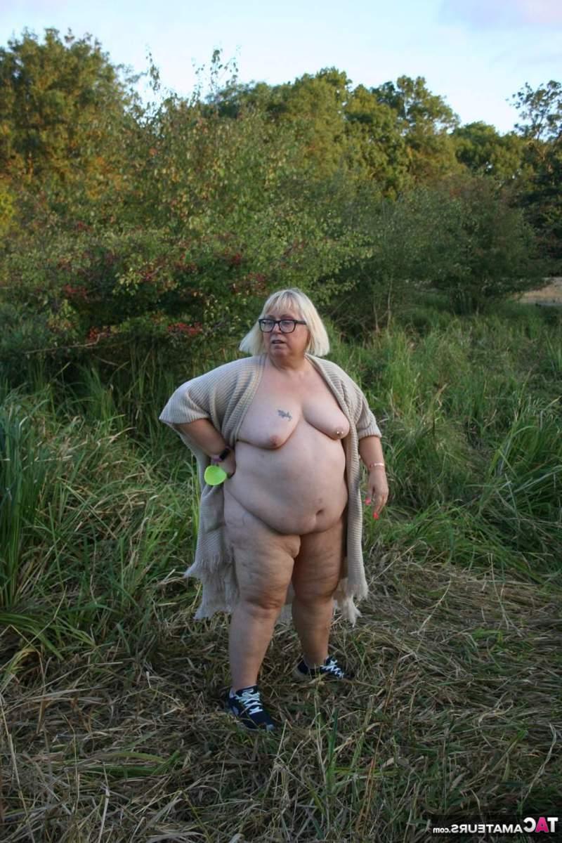 16P A britânica obesa Lexie Cummings brinca com seu pedaço no campo