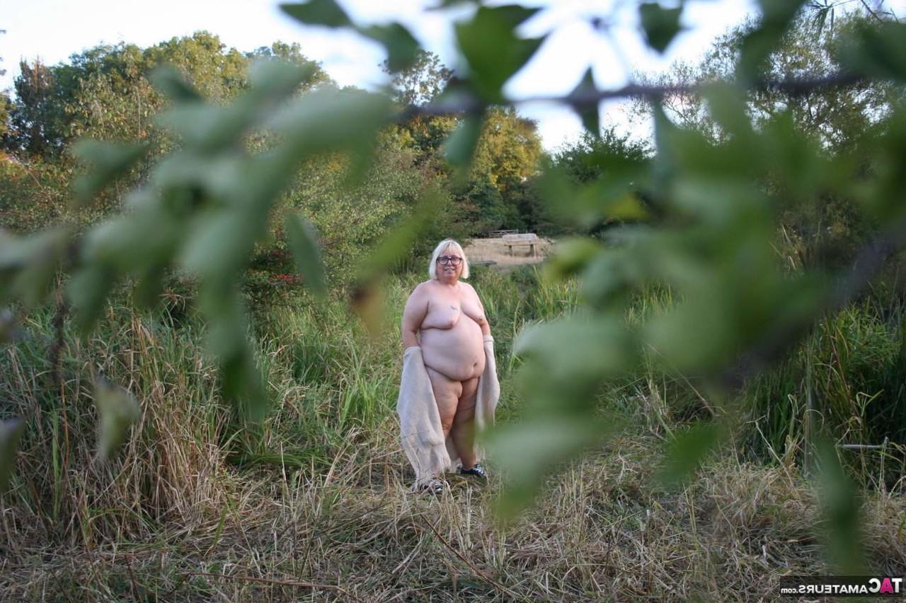 16P A britânica obesa Lexie Cummings brinca com seu pedaço no campo