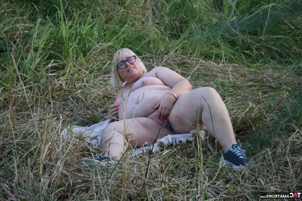 16P A britânica obesa Lexie Cummings brinca com seu pedaço no campo
